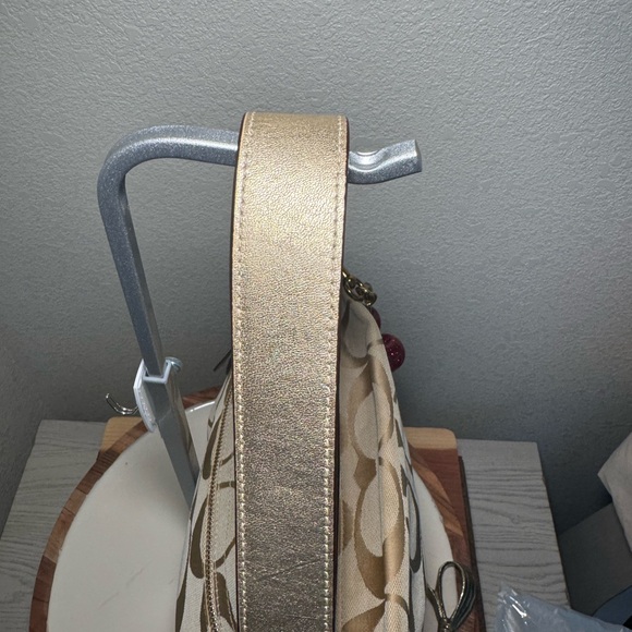 Elegant Cream and Brown Designer Shoulder Bag - Picture 5 of 9
